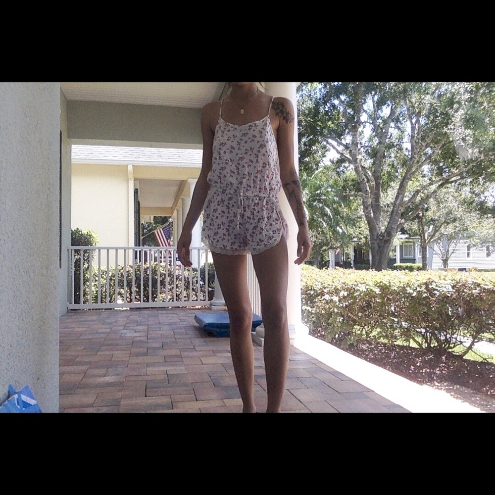 White and pink floral romper! Super cute 💕